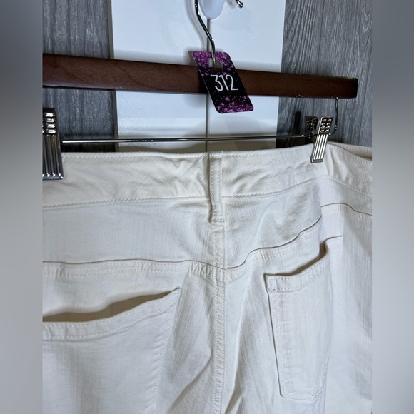 312. NEW Plus Size EVRI™ Fit Solutions Denim Capris Ivory 20W - Picture 7 of 7
